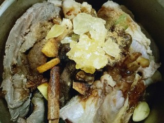 9、#辣味#凉拌酱牛肉牛筋,加入冰糖，用手搓揉牛腱子，使牛腱子充分吸收调味料。腌制1小时。