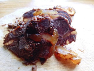 12、#辣味#凉拌酱牛肉牛筋,切牛腱子:  一定要等牛腱子彻底冷后再切。(最好冷后放入冰箱冷藏2小时以上，再取出来切片)  这样切出来的牛肉菜漂亮。