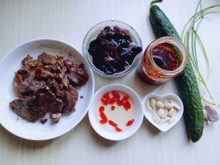 13、#辣味#凉拌酱牛肉牛筋,准备好食材，开始凉拌喽～木耳用冷水泡发。