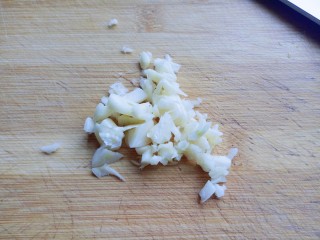 15、#辣味#凉拌酱牛肉牛筋,蒜去皮切碎。