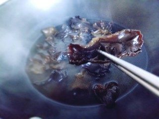 16、#辣味#凉拌酱牛肉牛筋,将泡发的木耳焯水，水烧开后将木耳倒入锅中，大火1分钟，捞出过冷水。(这样木耳会很脆)