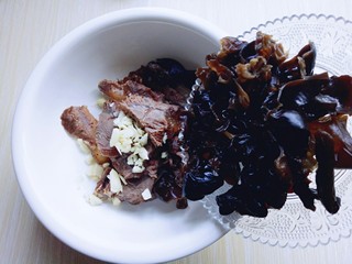 17、#辣味#凉拌酱牛肉牛筋,将木耳撕小块，倒入装牛肉的器具里。