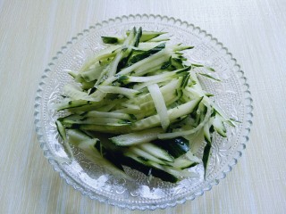 19、#辣味#凉拌酱牛肉牛筋,黄瓜洗干净切丝。