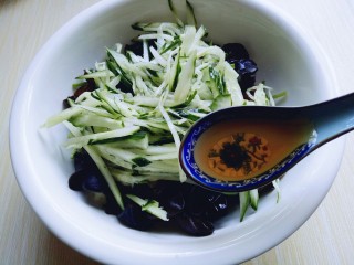 21、#辣味#凉拌酱牛肉牛筋,加入凉拌醋。(可以根据个人喜欢，不放也可以。)