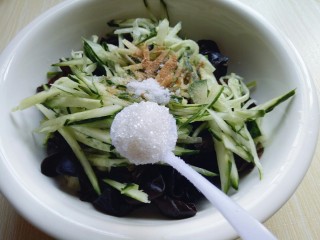 23、#辣味#凉拌酱牛肉牛筋,加入白砂糖。