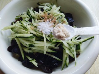 24、#辣味#凉拌酱牛肉牛筋,加入鸡粉提鲜。