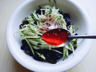 26、#辣味#凉拌酱牛肉牛筋,加入油泼辣子。(用红辣椒或者辣椒粉也可以。)