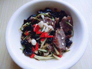 27、#辣味#凉拌酱牛肉牛筋,加入熟花生，泡发的枸杞。