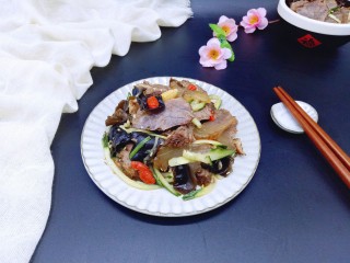 29、#辣味#凉拌酱牛肉牛筋,装入盘中，多么美味，营养均衡，有肉，有素(^_^)