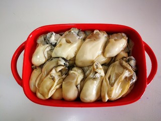 2、蒜蓉生蚝,洗干净摆好