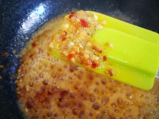 5、蒜蓉生蚝,给一勺辣椒酱