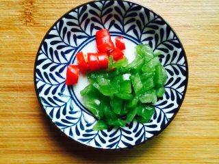 3、干煸有机花菜,小米辣椒切圈青椒切丁