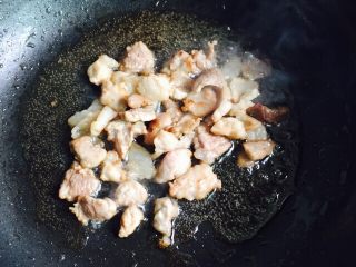 11、干煸有机花菜,中小火翻炒至变色渗出油脂