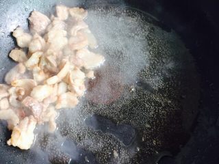 12、干煸有机花菜,用锅铲将肉拨至锅边