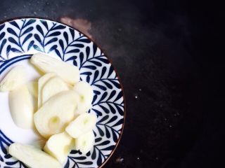 13、干煸有机花菜,放入蒜片