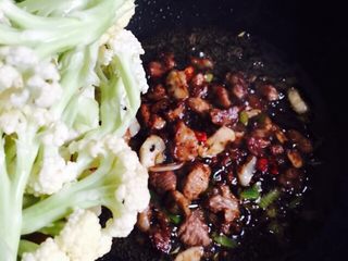 17、干煸有机花菜,放入花菜大火翻炒片刻