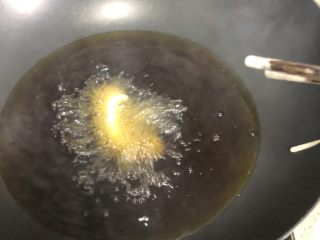 10、不可思议的菜：脆炸平菇,很多很多油。顺着面前的国延放下去。不会烫伤。话说，炸货很美味，操作需谨慎。