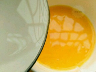 4、肉沫豆腐蒸蛋,加入1.5倍的温水，搅拌均匀。