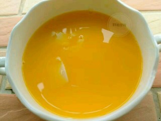 6、肉沫豆腐蒸蛋,把蛋液慢慢倒入豆腐碗中。