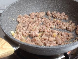 6、豆角炒肉末,翻炒片刻，大概一两分钟