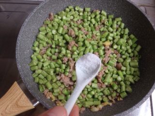 8、豆角炒肉末,翻炒片刻加入盐