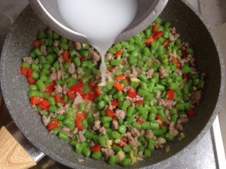 12、豆角炒肉末,最后用生粉加水勾芡收汁