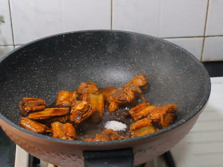 7、懒人糖醋排骨,加入白糖