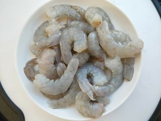2、虾滑娃娃菜,虾去头去皮剥出虾仁。
