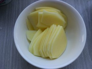 3、麻辣炒猪肚,土豆去皮，切片，用水冲洗一下，这样炒的时候不会粘锅。片不要切太薄，2毫米厚左右即可