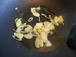 5、麻辣炒猪肚,热锅热油，爆香葱蒜