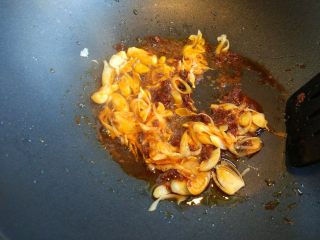 6、麻辣炒猪肚,下辣椒碎，炒香后倒入郫县豆瓣酱，炒香炒匀