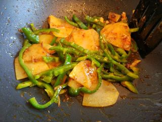 8、麻辣炒猪肚,土豆片炒至半熟，倒入尖椒，快炒至断生。