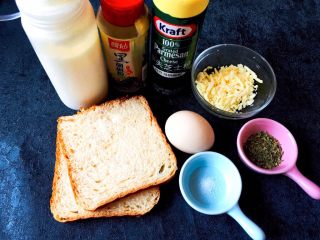 1、早餐+鸡蛋芝士土司面包,将鸡蛋土司芝士等材料准备好