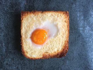 7、早餐+鸡蛋芝士土司面包,烤箱预热180度，放入烤箱烤3分钟，上烤