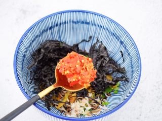 9、酸汤馄饨,加入辣椒酱