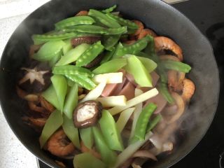 6、香辣干锅虾,加入洋葱、午餐肉、各种素菜进行翻炒。