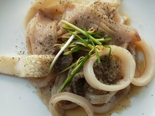 2、酱爆鱿鱼/鱿鱼圈,撒葱花段，姜丝继续腌制。