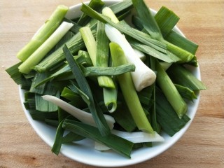 3、酱爆鱿鱼/鱿鱼圈,准备蒜苗。