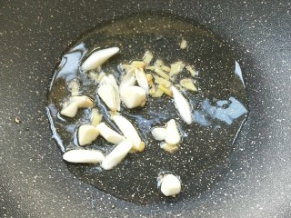 6、酱爆鱿鱼/鱿鱼圈,起油锅，放姜末蒜末煸炒出味。