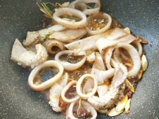 8、酱爆鱿鱼/鱿鱼圈,大火，倒入鱿鱼翻炒。