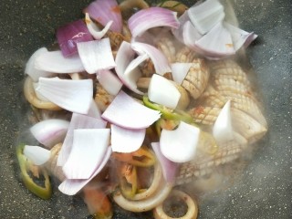 9、酱爆鱿鱼/鱿鱼圈,倒入青椒洋葱。