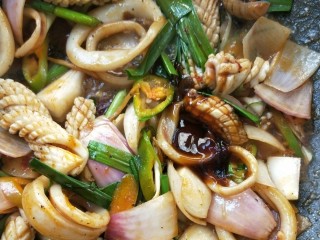 11、酱爆鱿鱼/鱿鱼圈,加一勺蚝油翻炒入味。