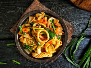 12、酱爆鱿鱼/鱿鱼圈,盛盘。