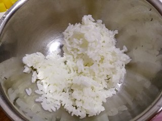 1、米饭也妖娆#甜蜜水果饭#,准备米饭半碗，