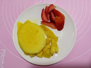 2、米饭也妖娆#甜蜜水果饭#,草莓切开，芒果切成小块，