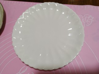 5、米饭也妖娆#甜蜜水果饭#,准备一个自已喜欢的盘子，