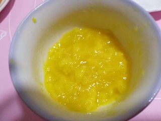 6、米饭也妖娆#甜蜜水果饭#,将芒果捣碎成泥，