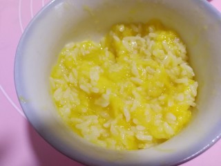 7、米饭也妖娆#甜蜜水果饭#,大部分米饭和芒果拌在一起，