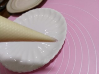 8、米饭也妖娆#甜蜜水果饭#,准备一个裱花袋装入沙拉酱在前端剪一个细细的小孔。