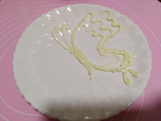 9、米饭也妖娆#甜蜜水果饭#,用沙拉酱在盘子的一侧挤出蝴蝶的形状。